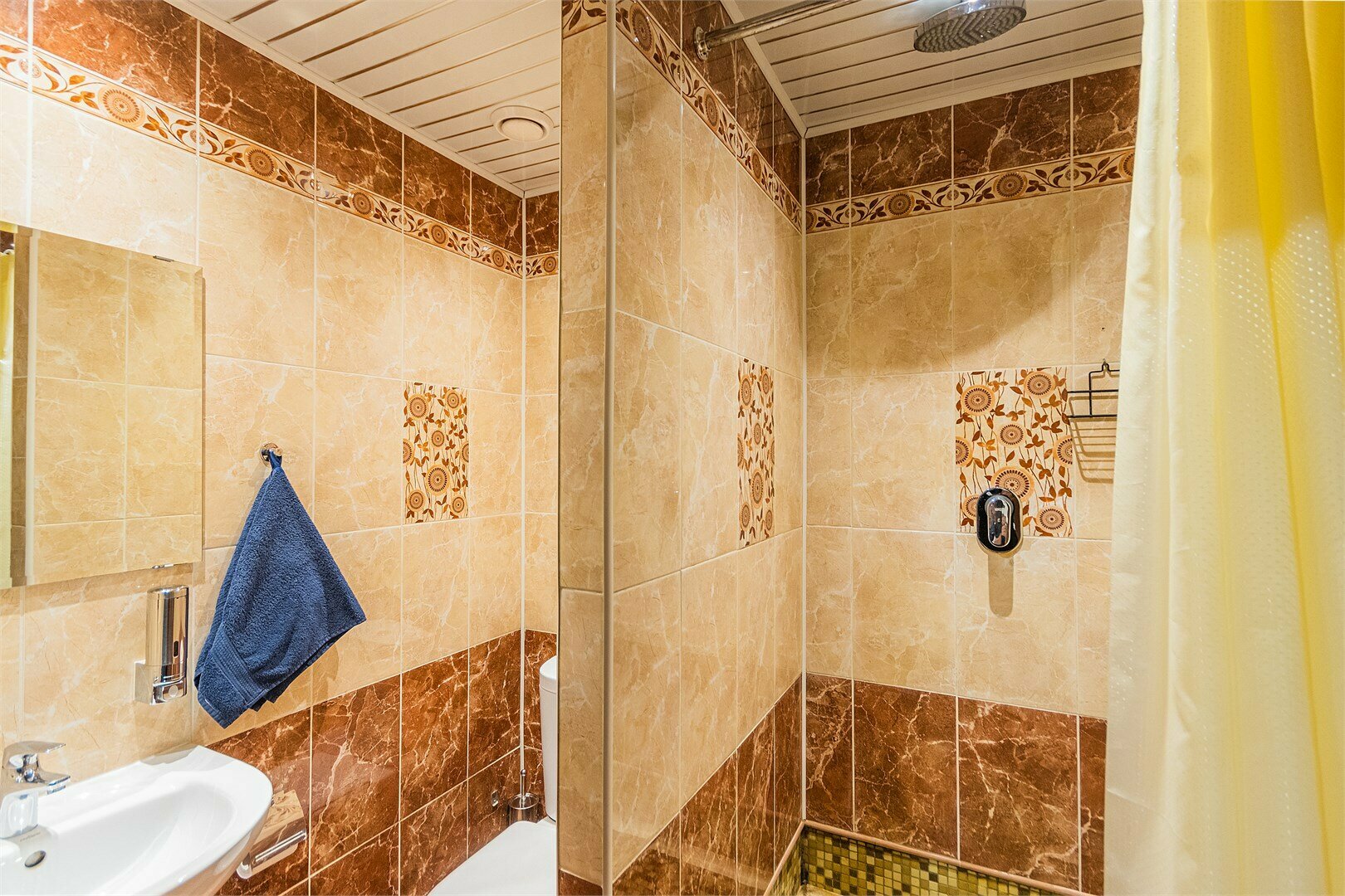 Двухместный номер с двуспальной кроватью и дополнительной кроватью