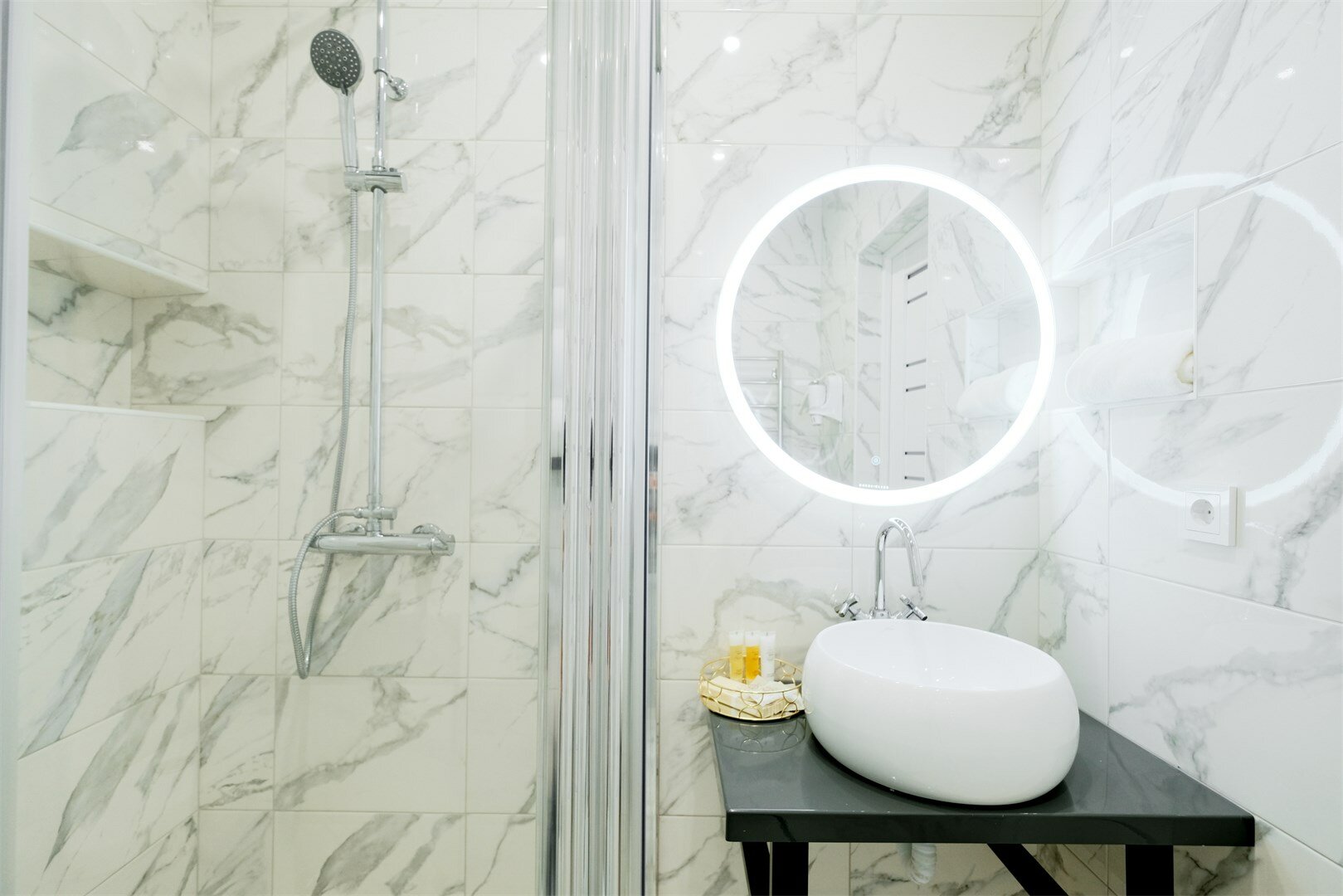 Трёхместный номер с двуспальной кроватью и диваном