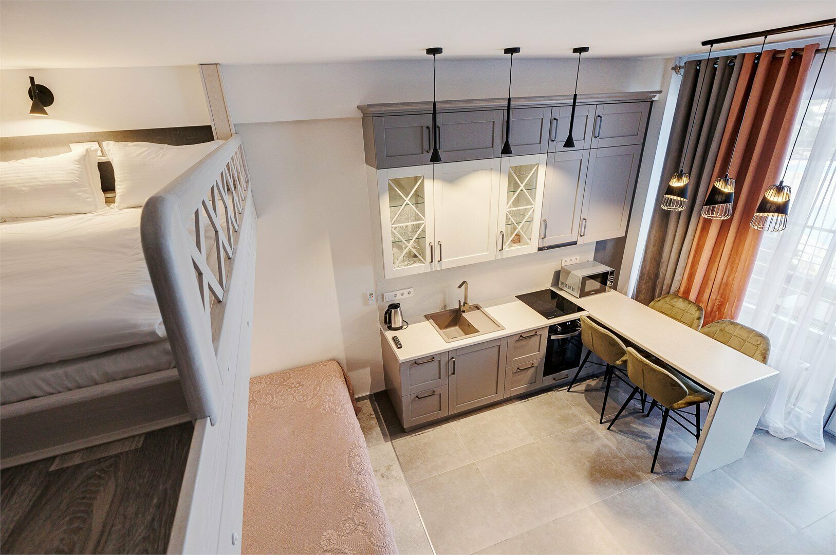 Четырехместный полулюкс c видом на море и бассейном 232