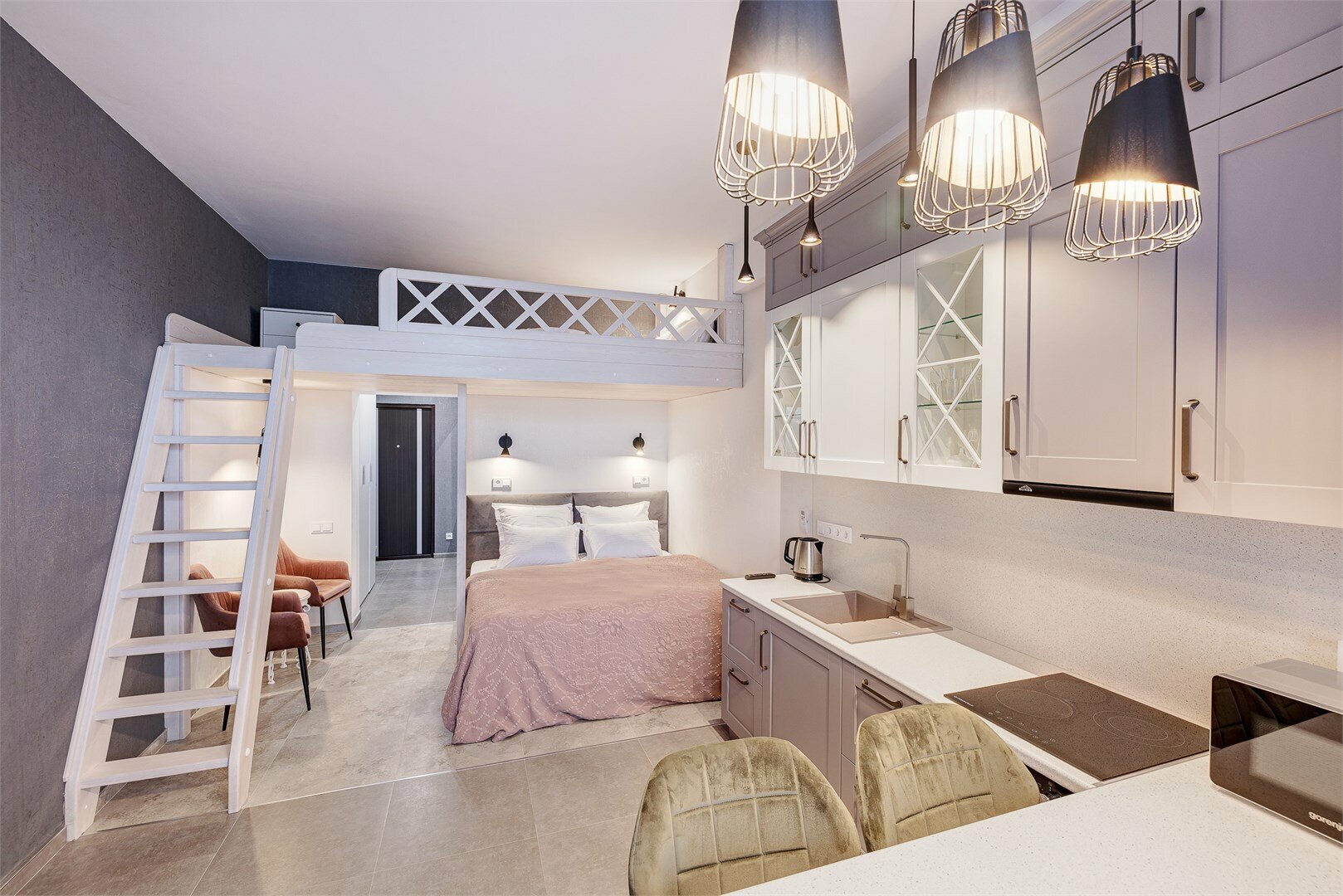 Четырехместный полулюкс c видом на море и бассейном 232