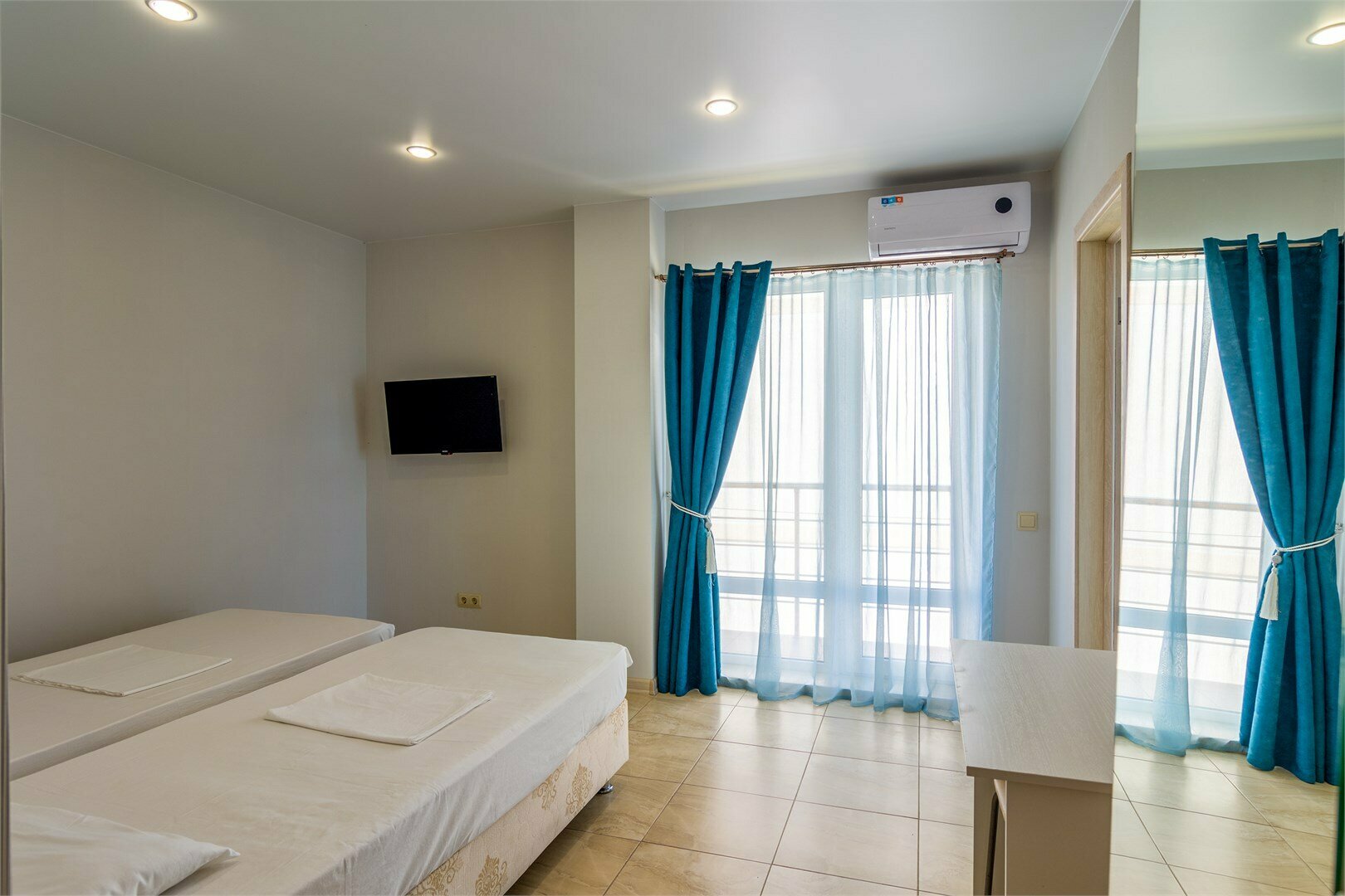 Семейный номер с боковым видом на море