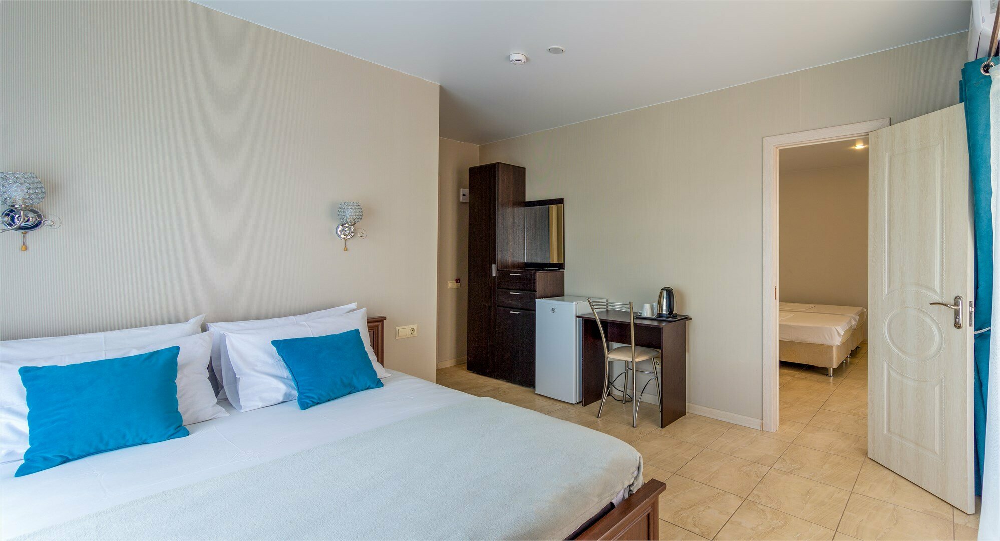 Семейный номер с боковым видом на море