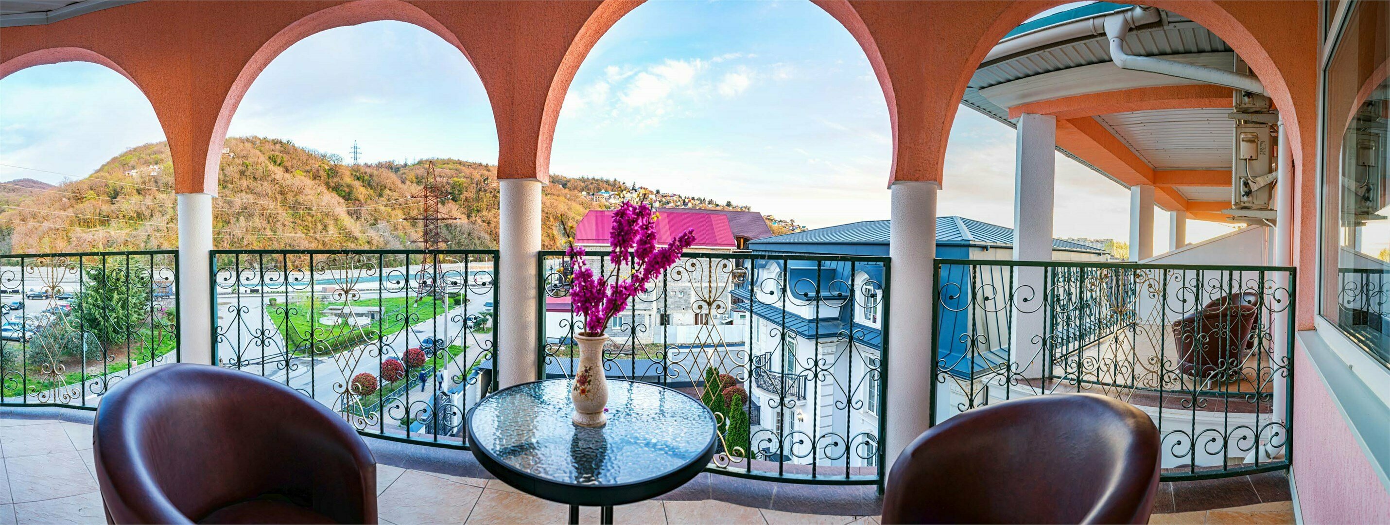 Люкс 2 комнаты" Горы и набережная" с балконом  "трансфер  до моря и обратно"