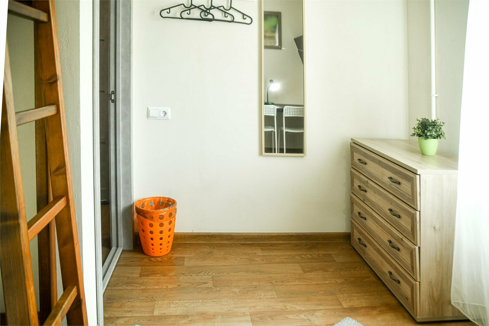 Трехместный номер эконом-класса с общей ванной комнатой