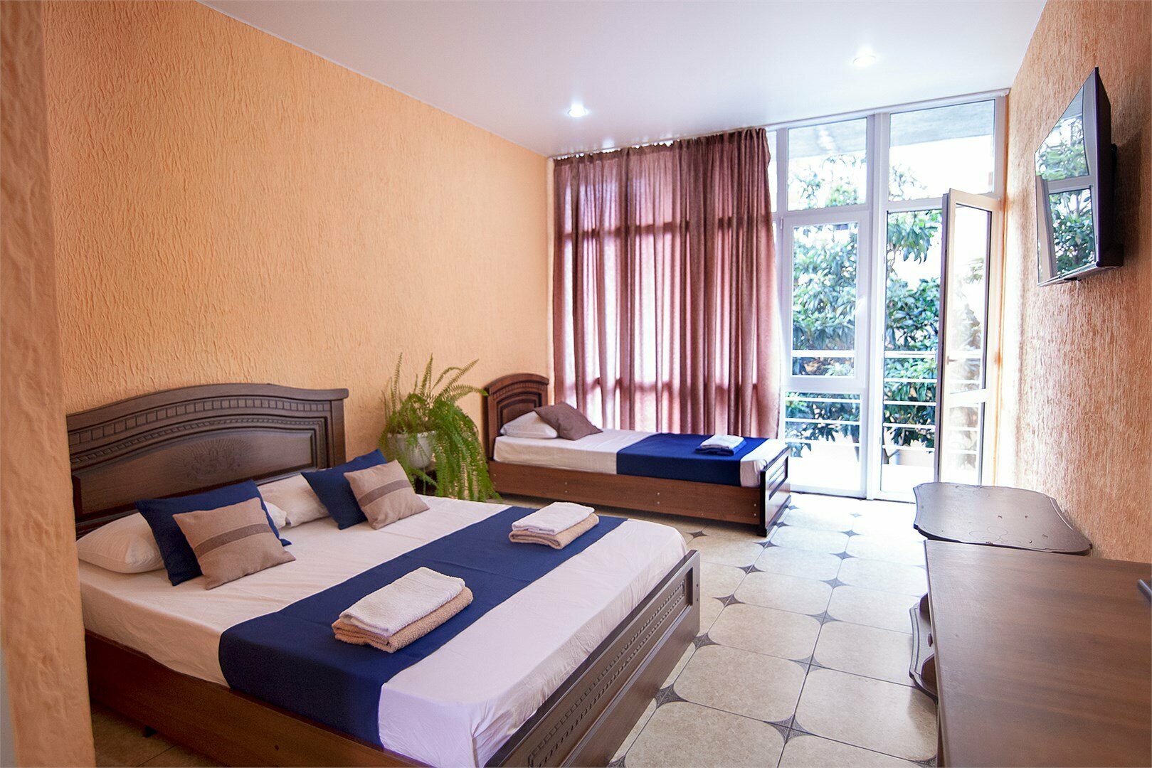 Трехместный номер «Комфорт» с душем