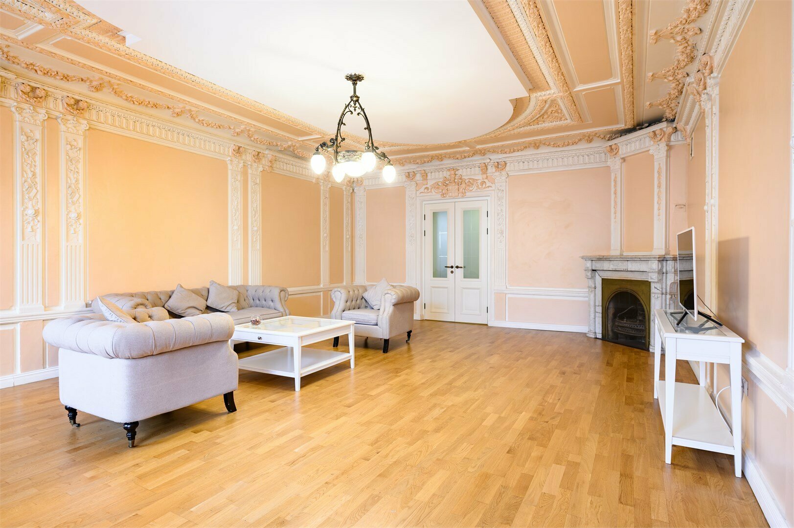 Семейные апартаменты с балконом и видом на ул. Малую Морскую