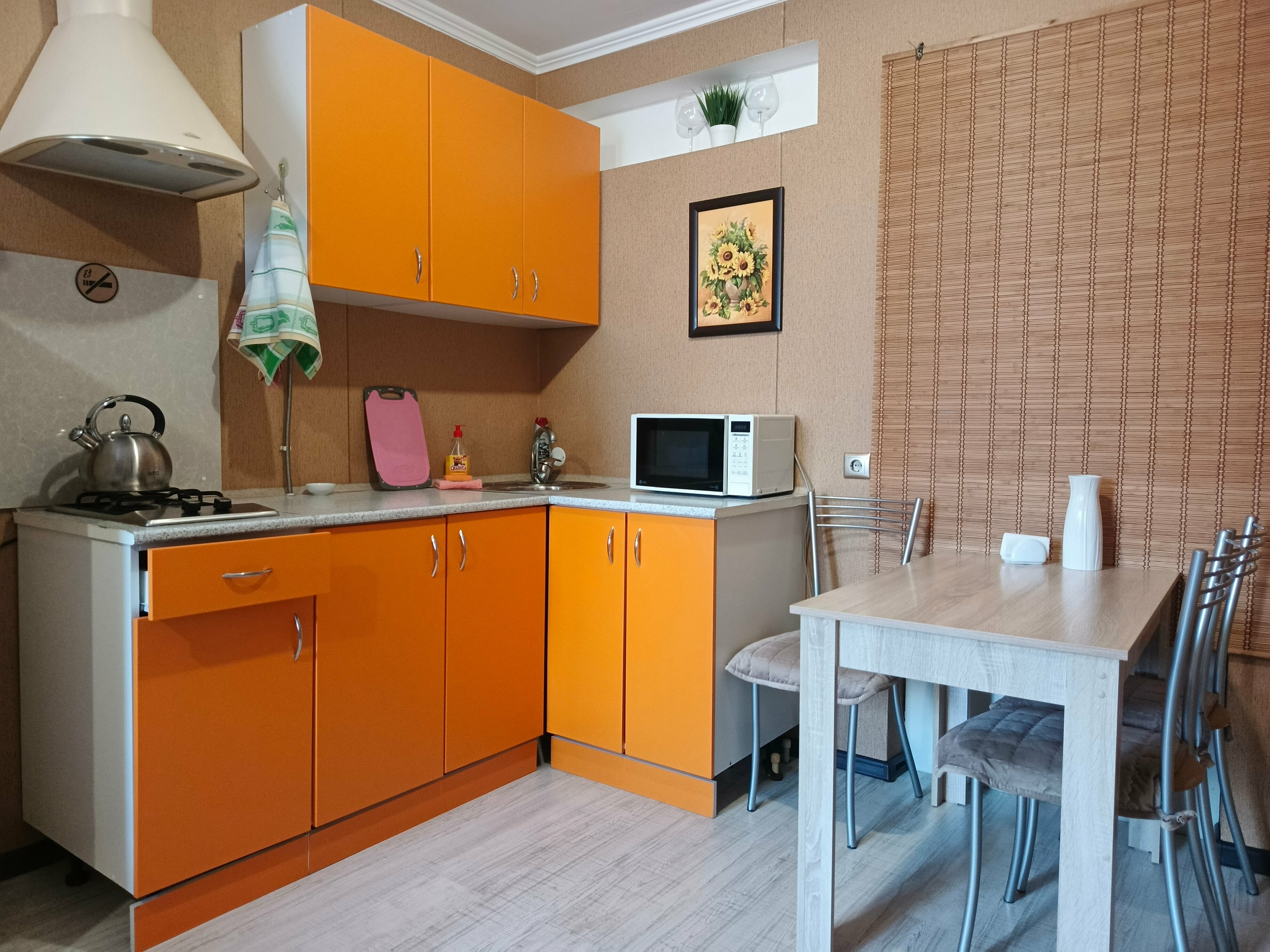 Двухкомнатный номер: кухня - студия с раскладным диваном + спальня+ санузел.