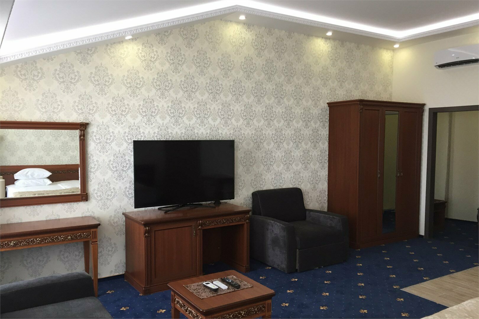 Люкс с кроватью размера «king-size» и гидромассажной ванной