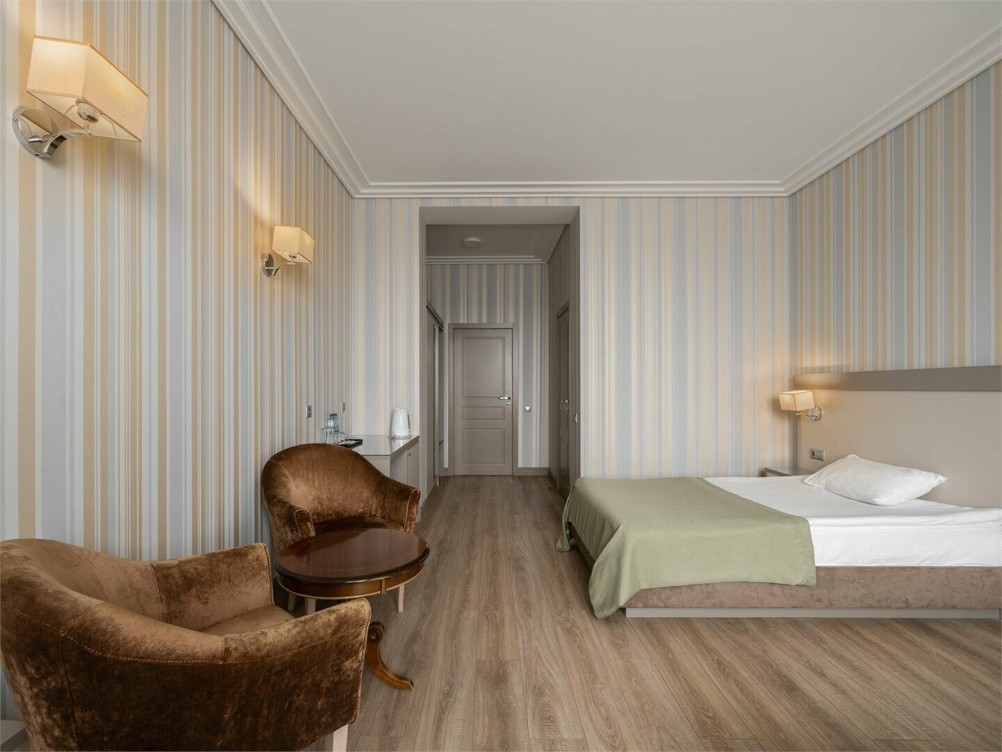 Семейный Полулюкс с 1 двуспальной и 1 односпальной кроватями