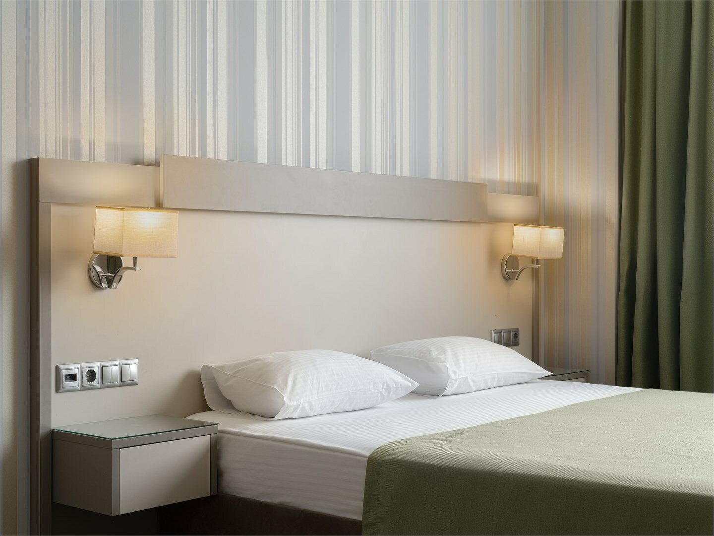 Семейный Полулюкс с 1 двуспальной и 1 односпальной кроватями