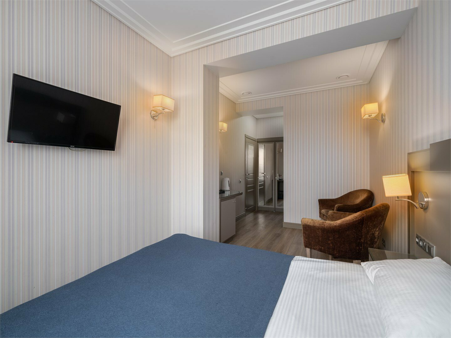 Полулюкс с двуспальной кроватью и окнами во внутренний двор