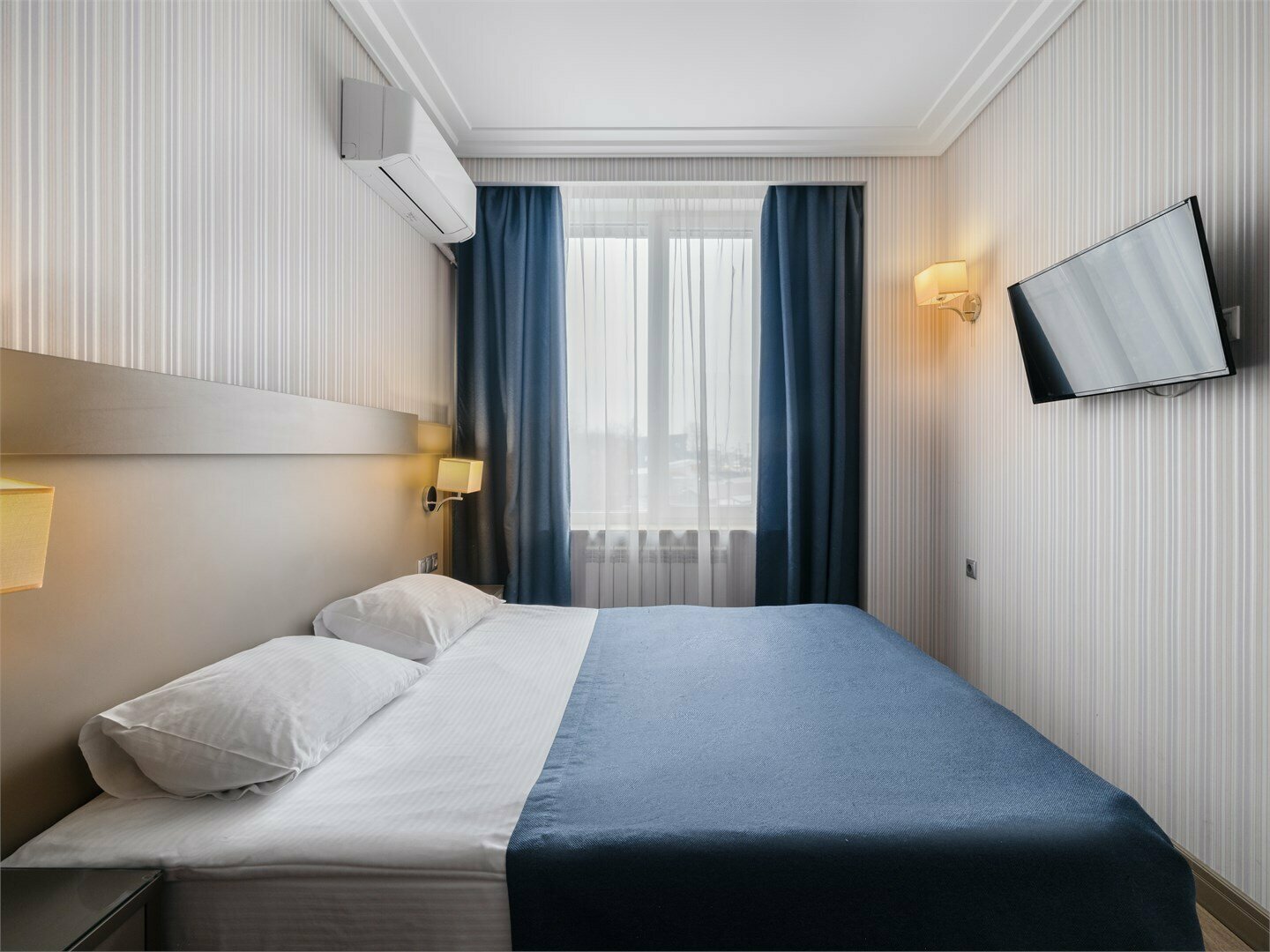 Полулюкс с двуспальной кроватью и окнами во внутренний двор