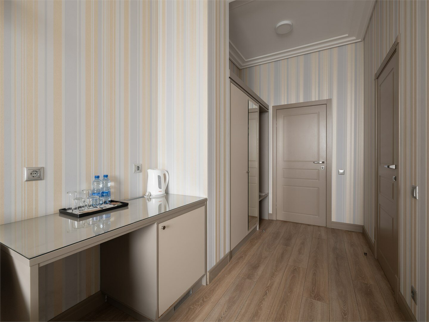 Семейный Полулюкс с 1 двуспальной и 1 односпальной кроватями