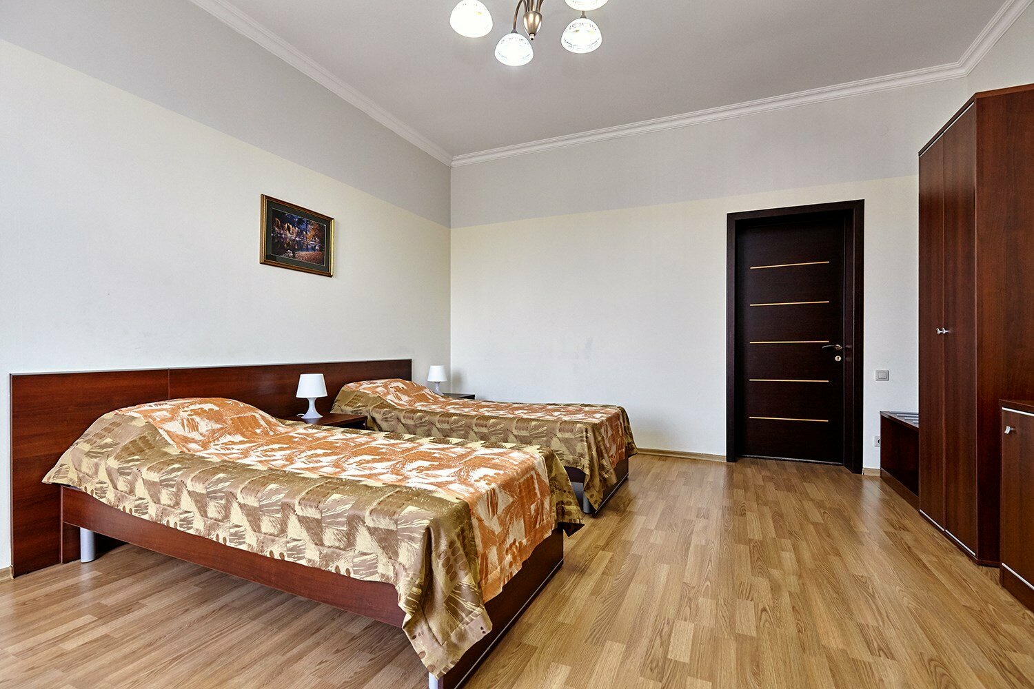 Улучшенный двухместный номер с 1 двухспальной или 2 отдельными кроватями и балконом