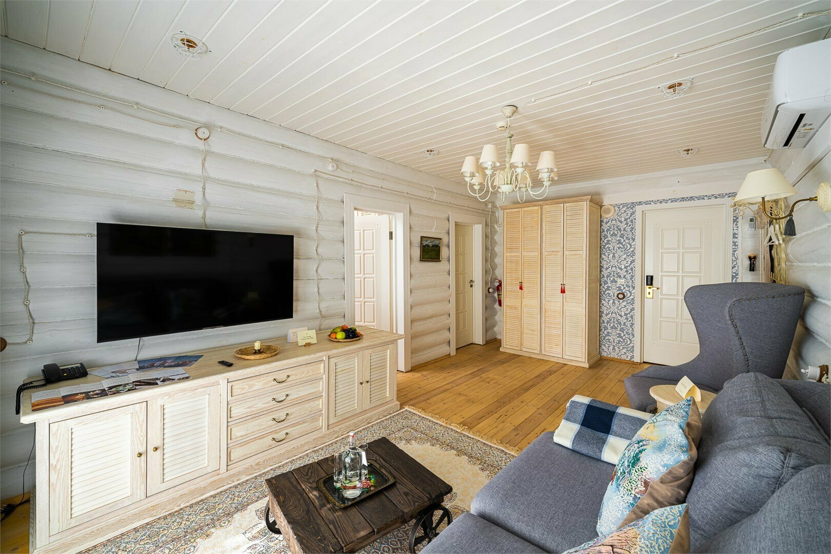 Семейный номер с видом на озеро