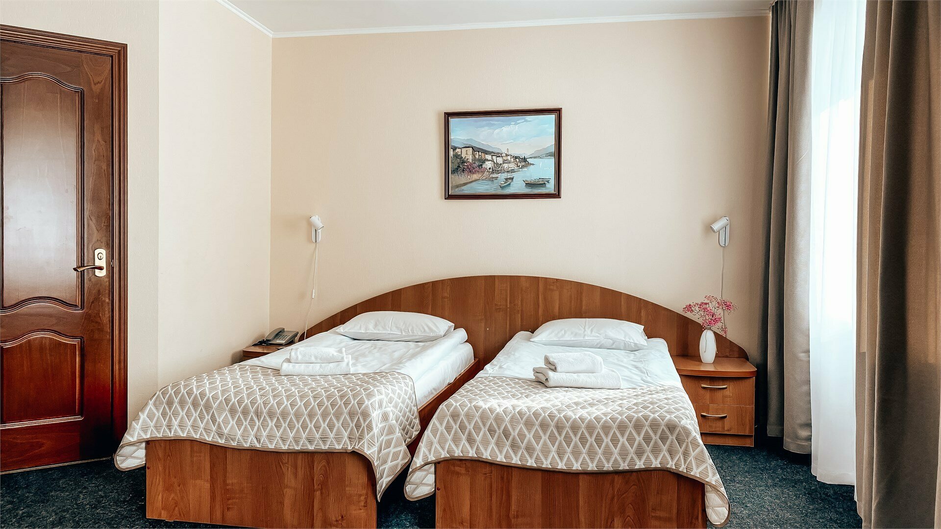 Улучшенный двухместный номер с раздельными кроватями первой категории