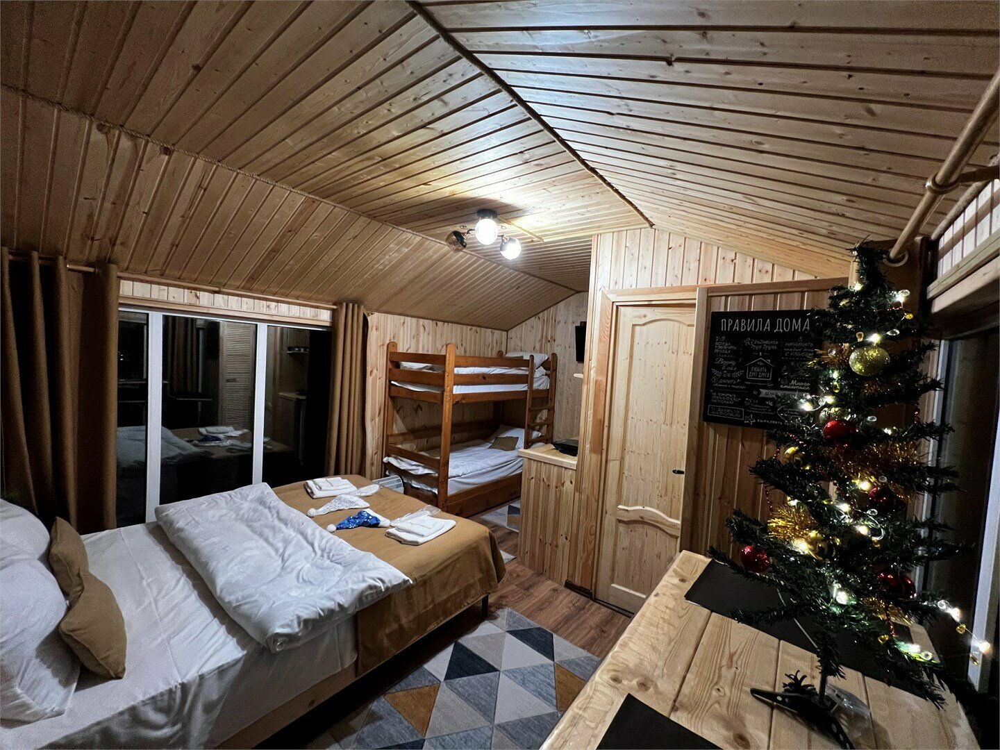 Домик на земле 3 (двухъярусная кровать, двухспальная кровать)