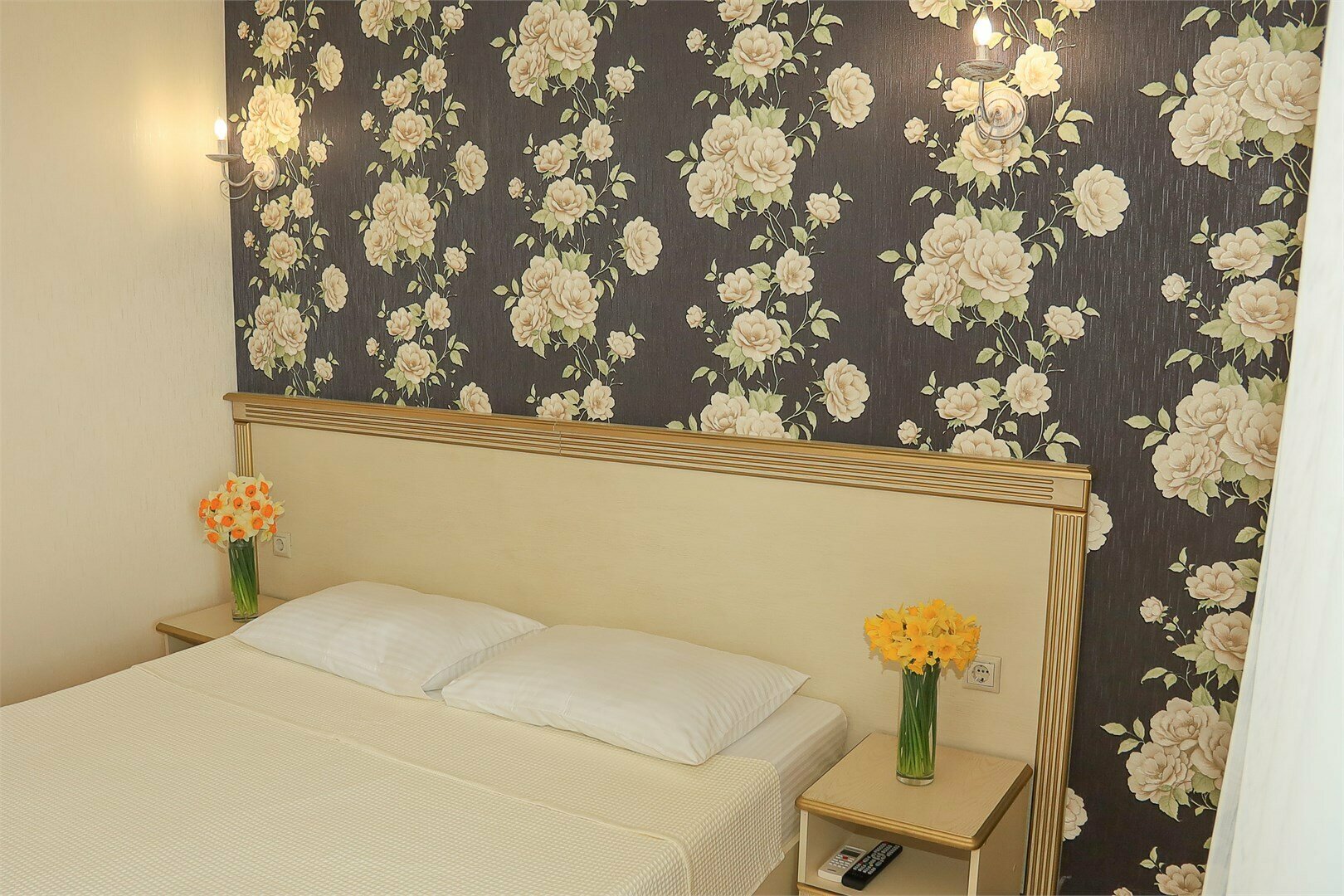 Семейный двухкомнатный номер с кухней и видом на бассейн и море