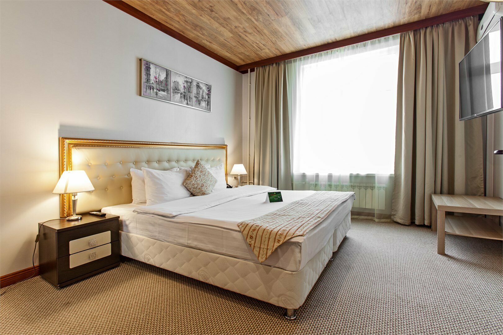 Стандартный номер с одной двуспальной кроватью