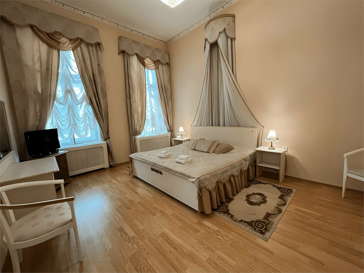 1 Категория (большой двухкомнатный номер с 1 двуспальной кроватью с видом в атриум)