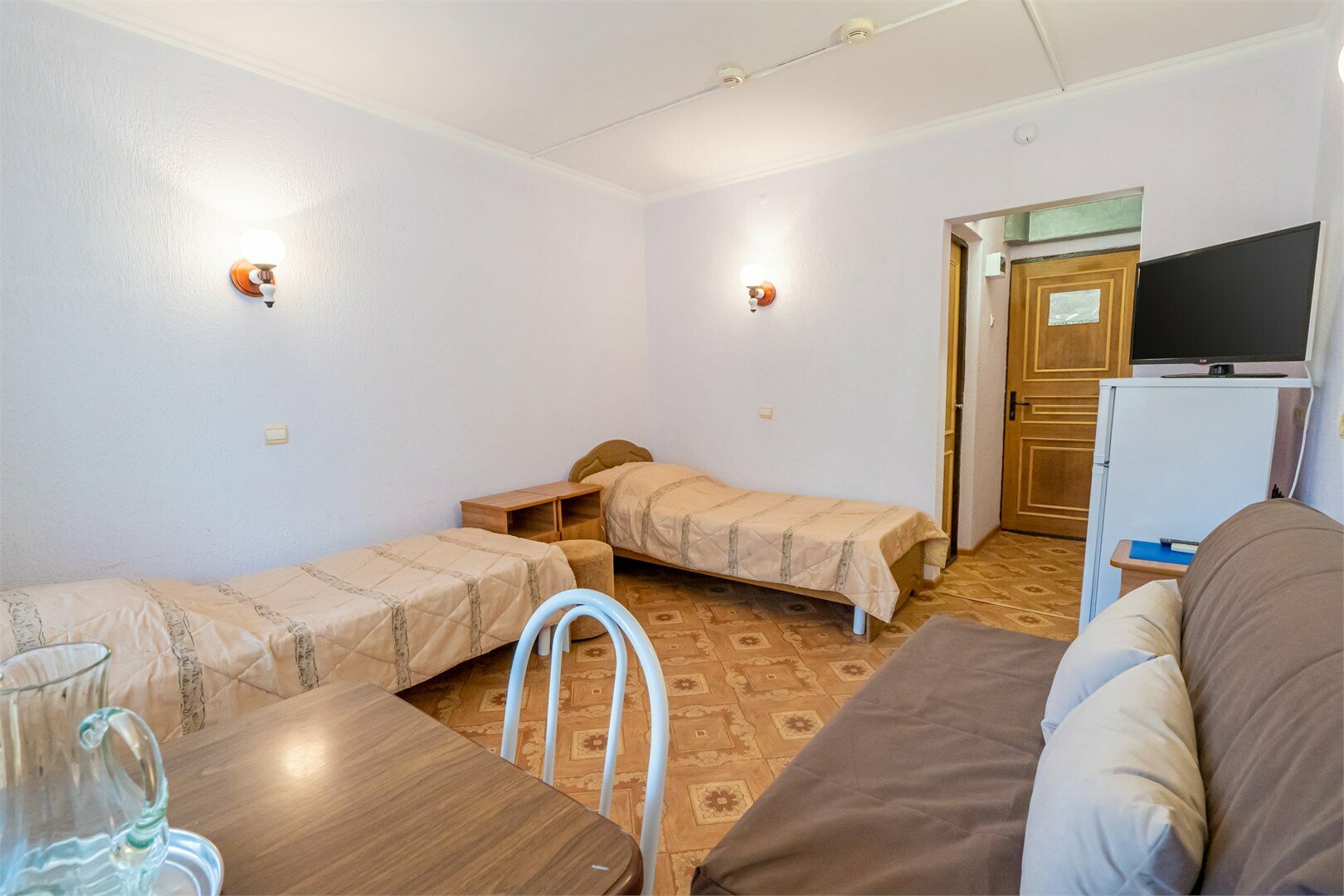 У2 Улучшенный однокомнатный номер с 2 односпальными кроватями и дополнительным местом