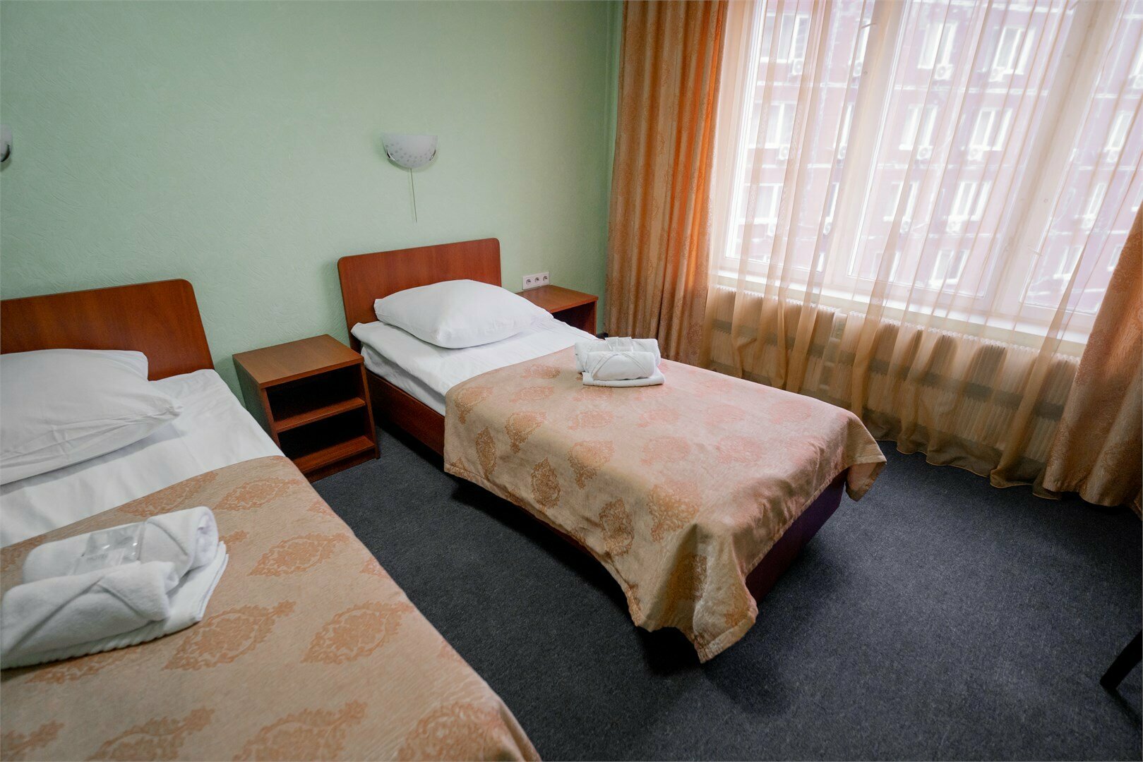 Эконом "Трёхместный" предоставляет возможность недорогого размещения до 3-х человек. Номер находится в блоке с  одноместным номером, санузел/ванна общие на два номера.