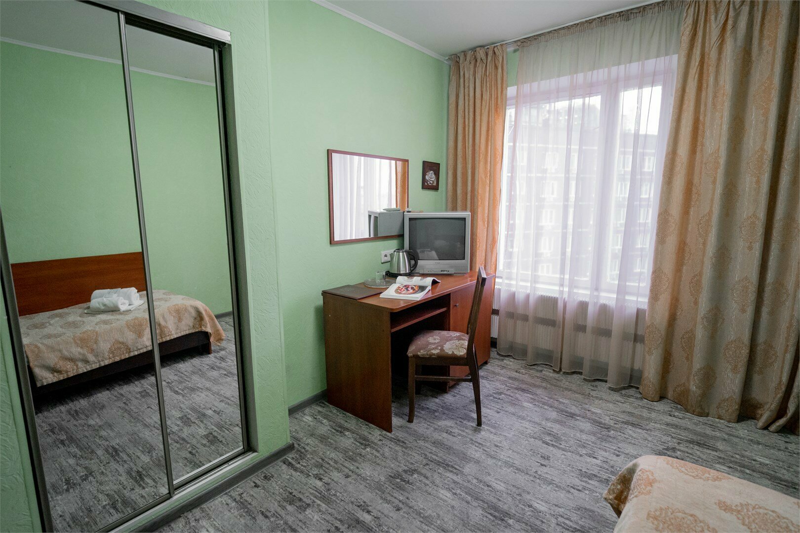 Эконом "Одноместный" номер для бюджетного и комфортабельного проживания.  Номер находится в блоке с  номерами категории "Эконом", санузел общий на два номера.