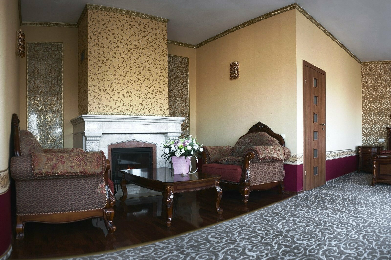 «Люкс» 104 с балконом и камином