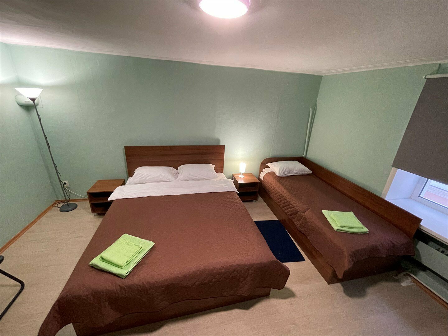 3-местный номер стандарт с 1 односпальной и 1 двуспальной кроватью. Общая ванная комната