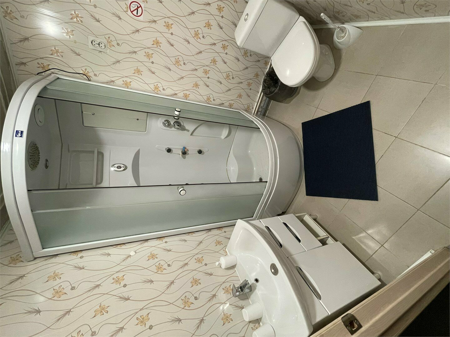 3-местный номер стандарт с 1 односпальной и 1 двуспальной кроватью. Общая ванная комната