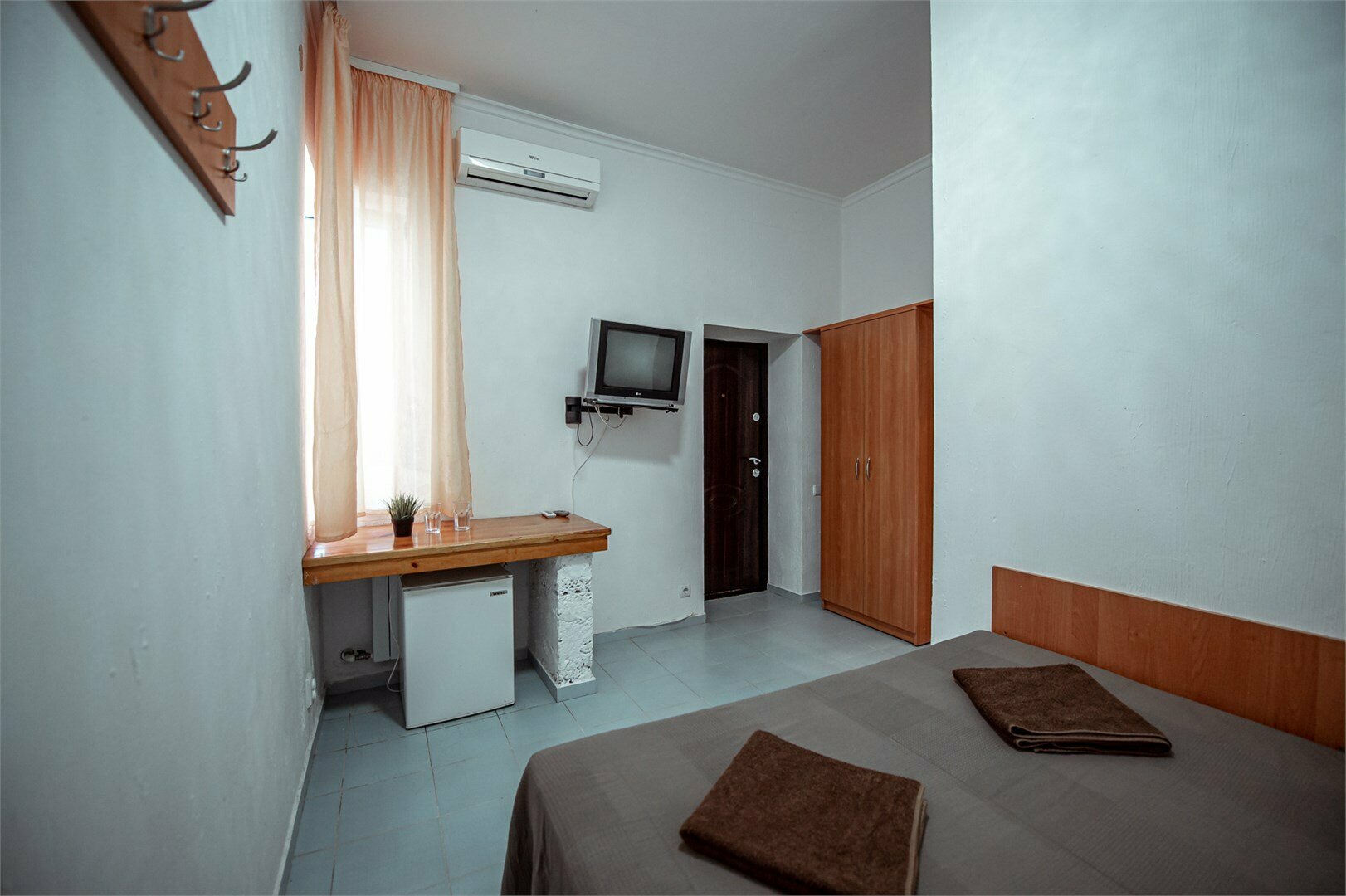 Двухместный номер с одной кроватью и видом на залив (озеро) 1эт *