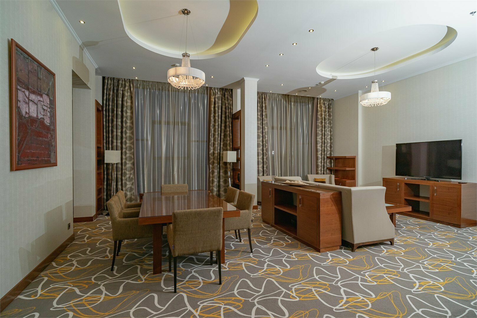 Двухкомнатный Президентский Люкс с одной большой кроватью King Size ( 200 см x 200 см),  диваном кроватью, кухней, кабинетом и джакузи