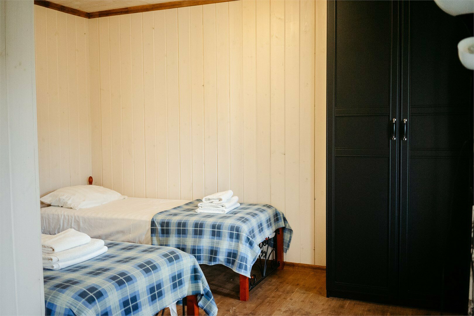 Четырехместный номер с двуспальной кроватью, двумя односпальными и террасой