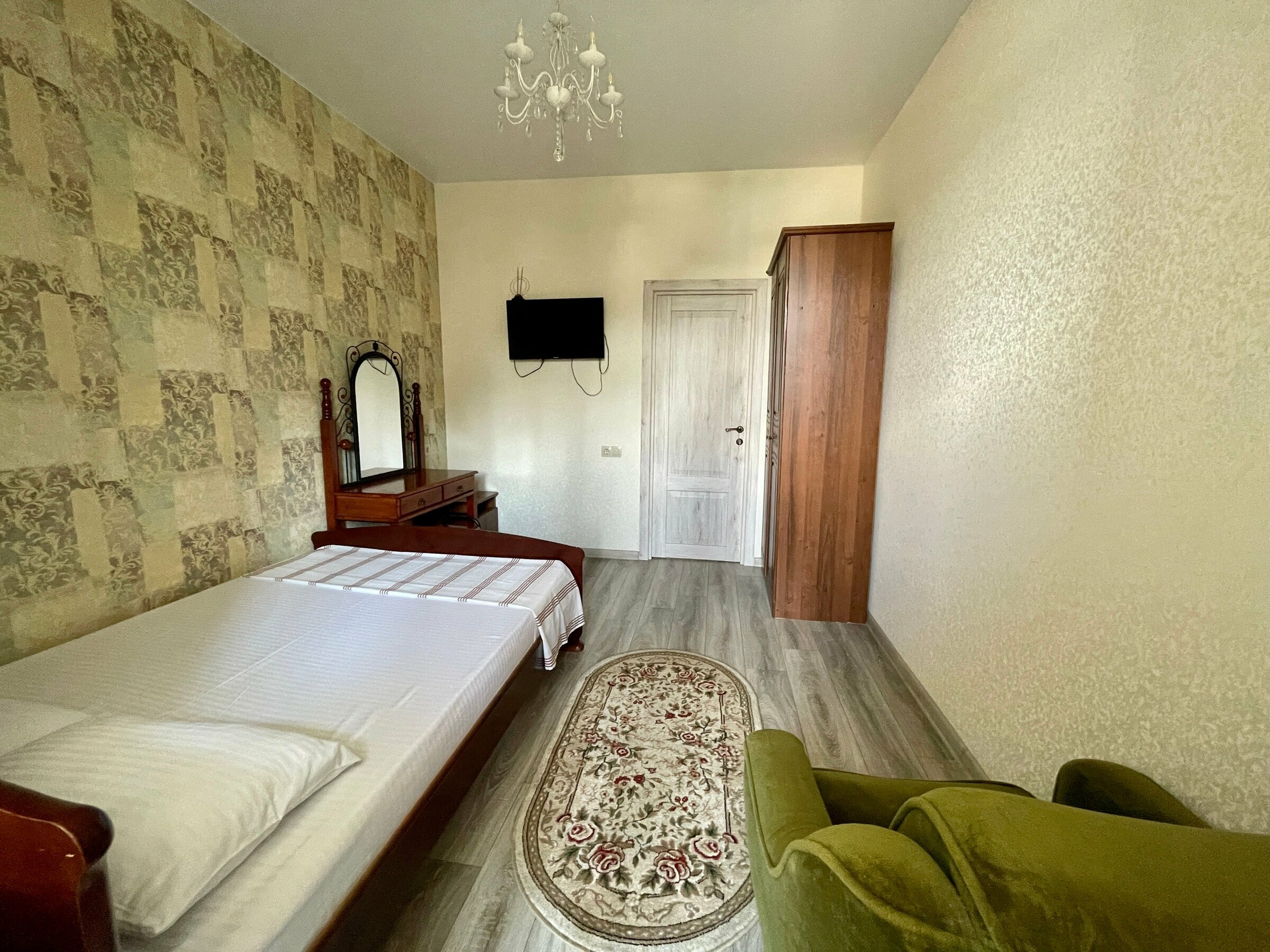 Двухместный номер с двухспальной кроватью, кондиционером и остекленным балконом