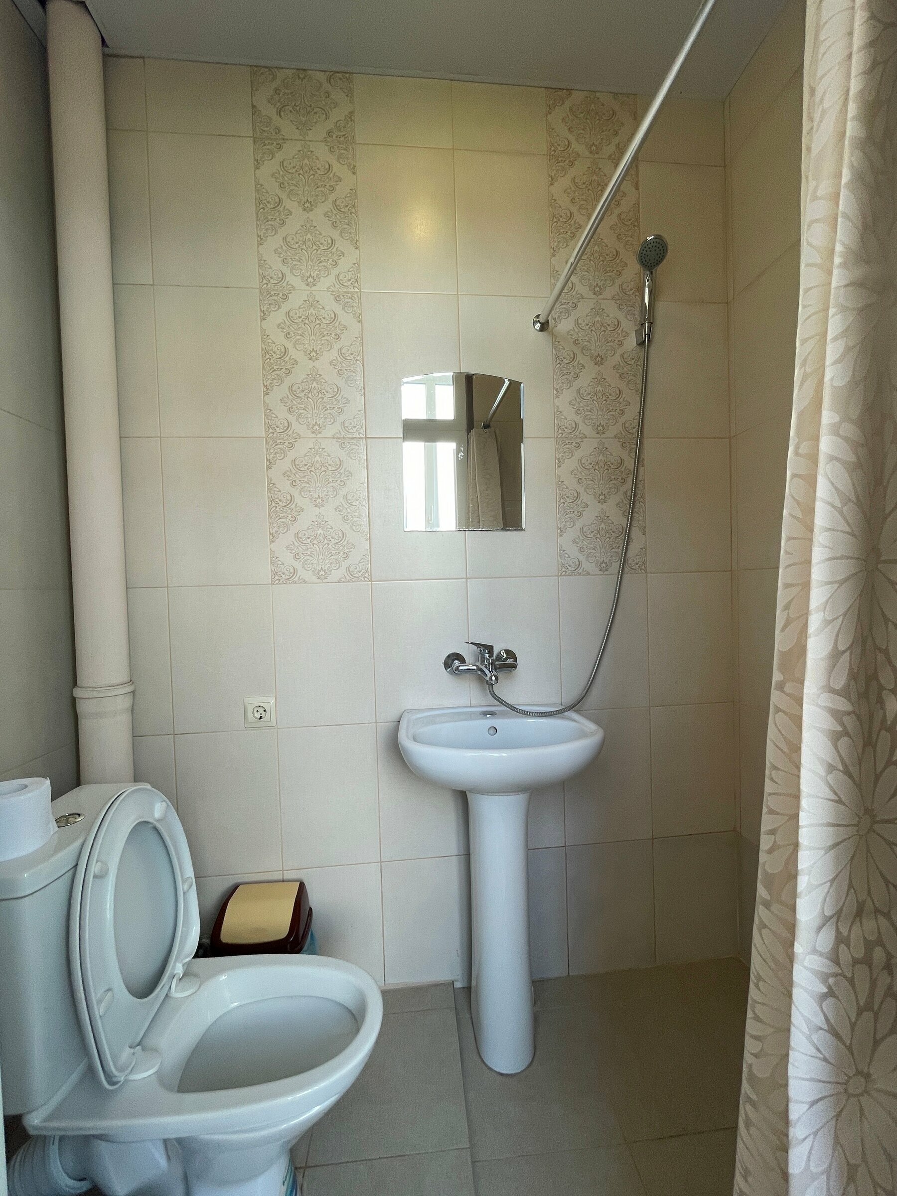 Двухместный номер с двухспальной кроватью, кондиционером и остекленным балконом