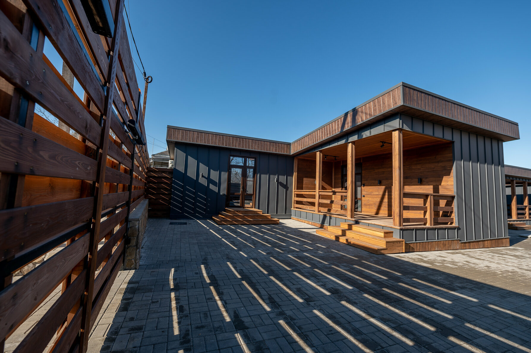 Дом с террасой, без навеса и мангала, бассейн включен в стоимость проживания