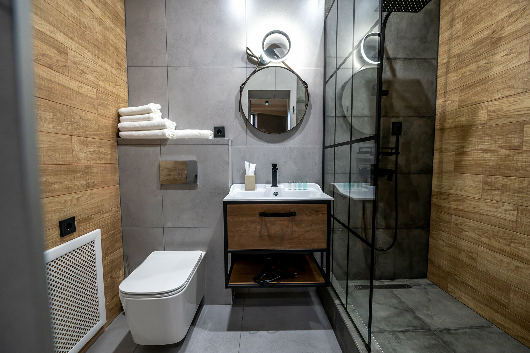 Дом двухэтажный с балконом, навесом, мангалом, подогреваемый бассейн включен в стоимость проживания