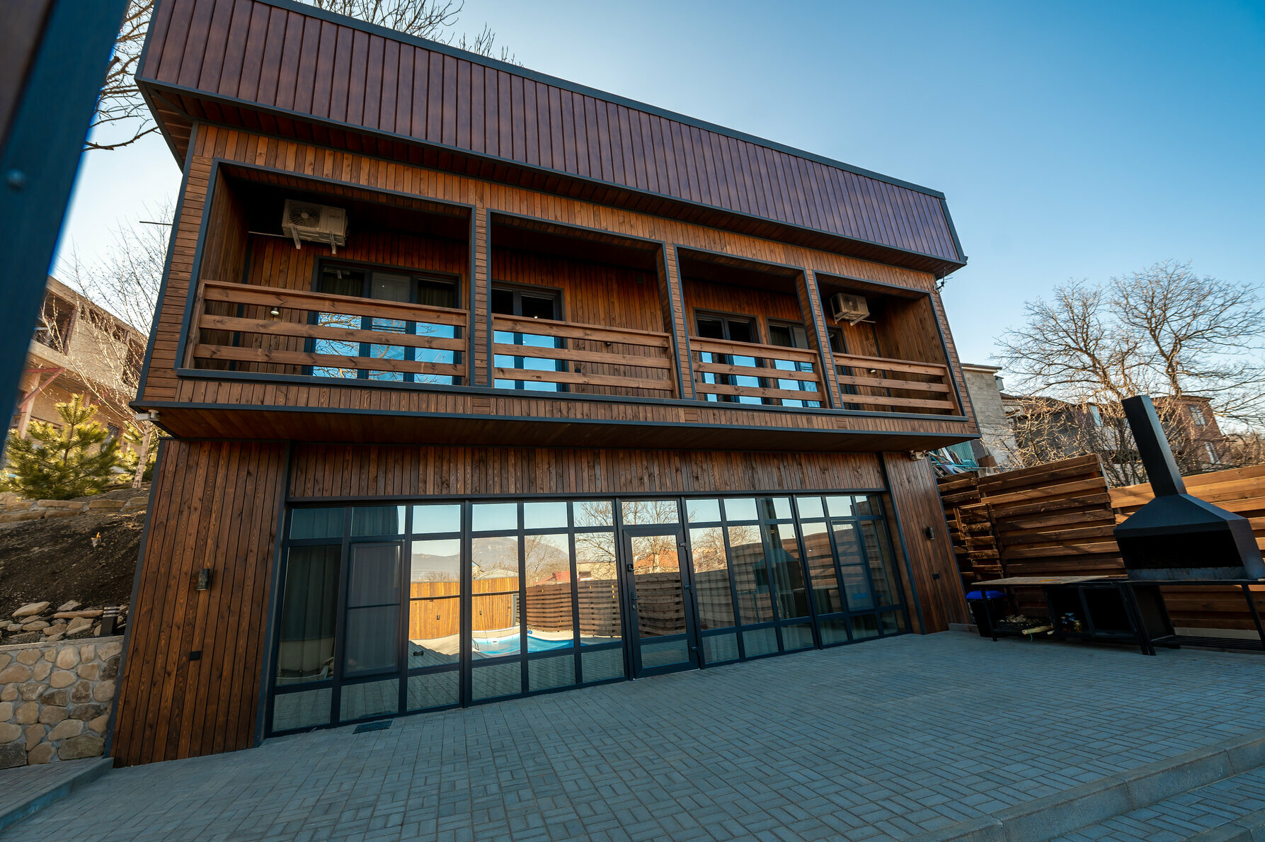 Дом двухэтажный с балконом, навесом, мангалом, подогреваемый бассейн включен в стоимость проживания