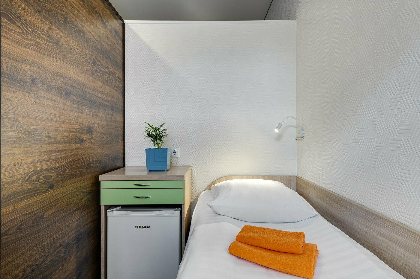 Односпальная кровать в общем мужском 4-х местом номере