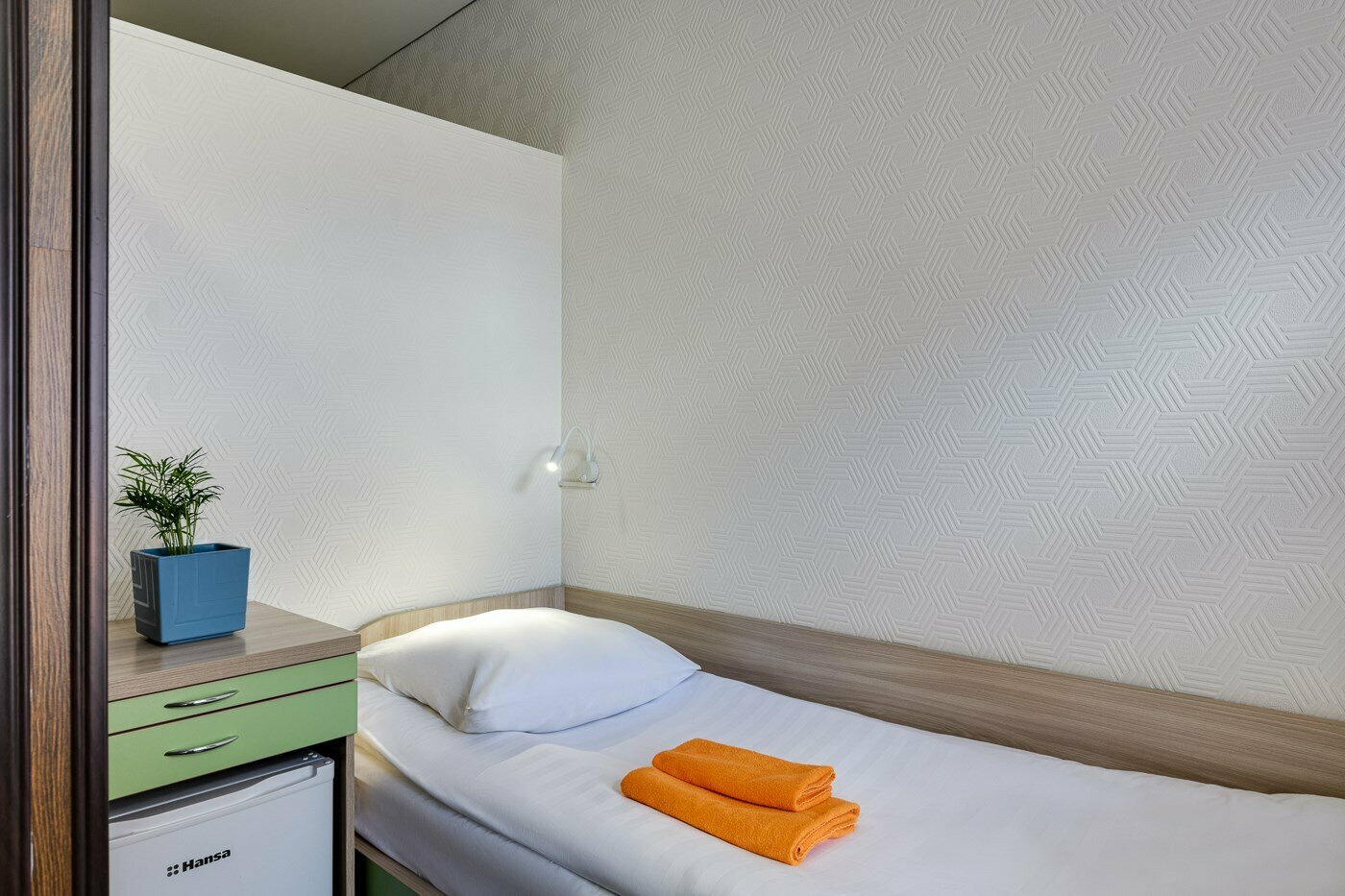 Односпальная кровать в общем мужском 4-х местом номере