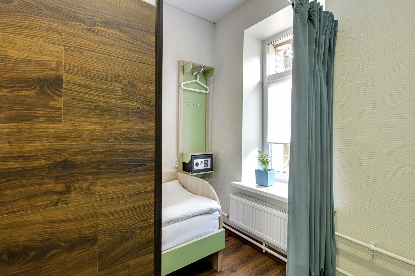 Односпальная кровать в общем мужском 4-х местом номере