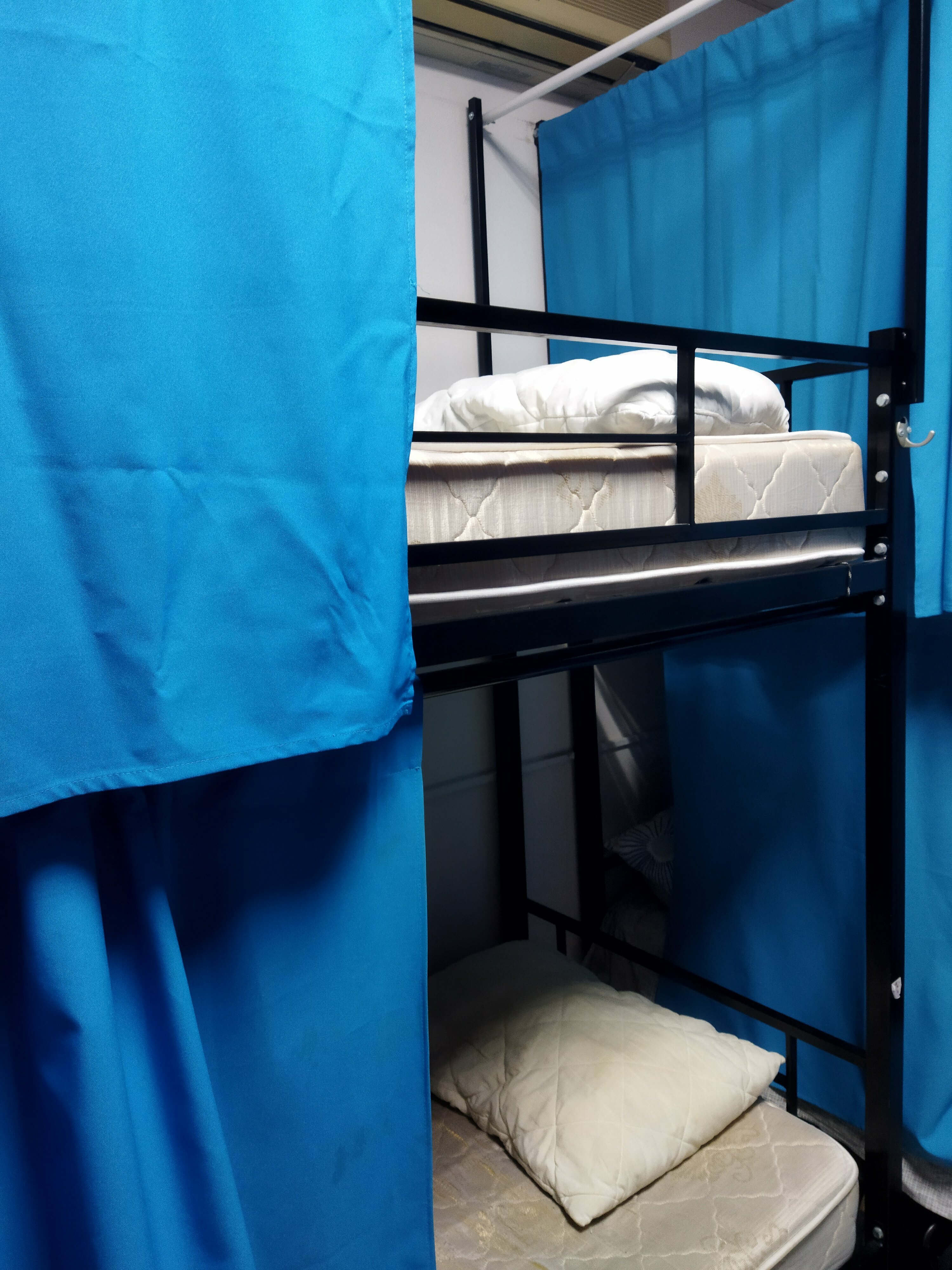 Кровать в общем 8-местном номере