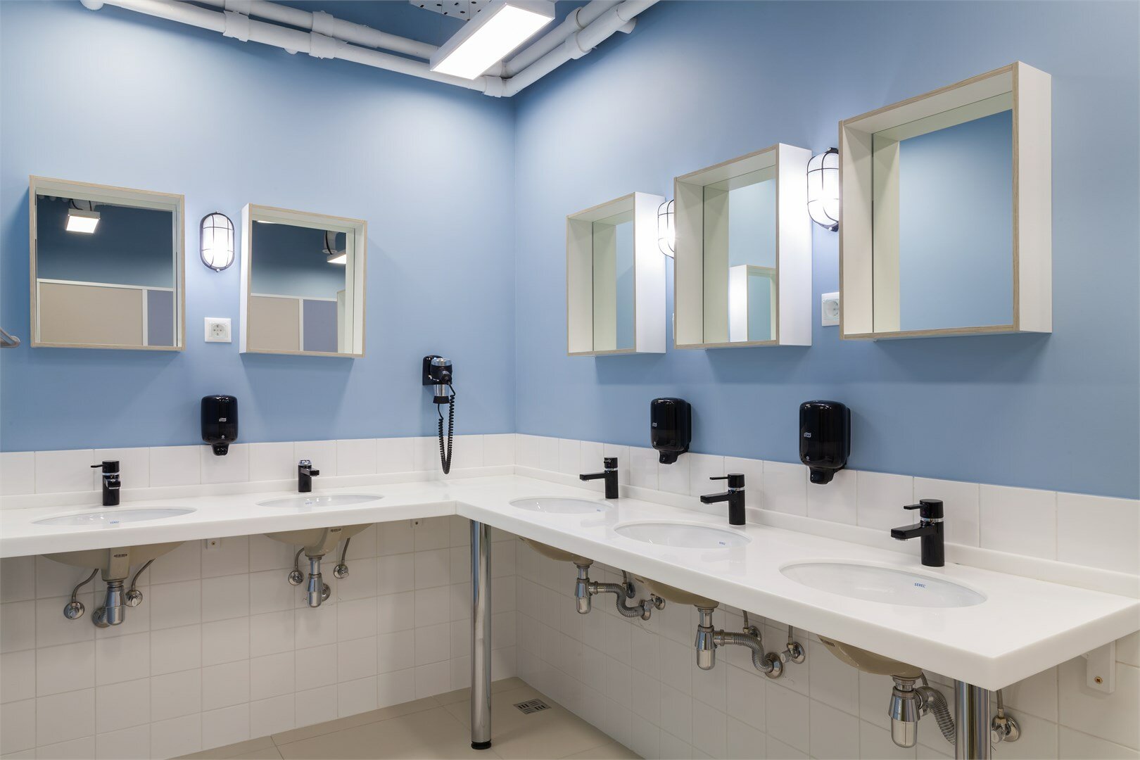 Кровать в 14-местном общем номере для мужчин и женщин