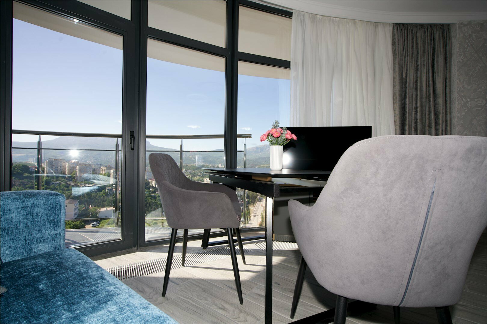 Апартаменты с отдельной спальней LS-FLOWERS TEA ароматы цветочного чая  в Алуште - вид на горы и море с 15 этажа