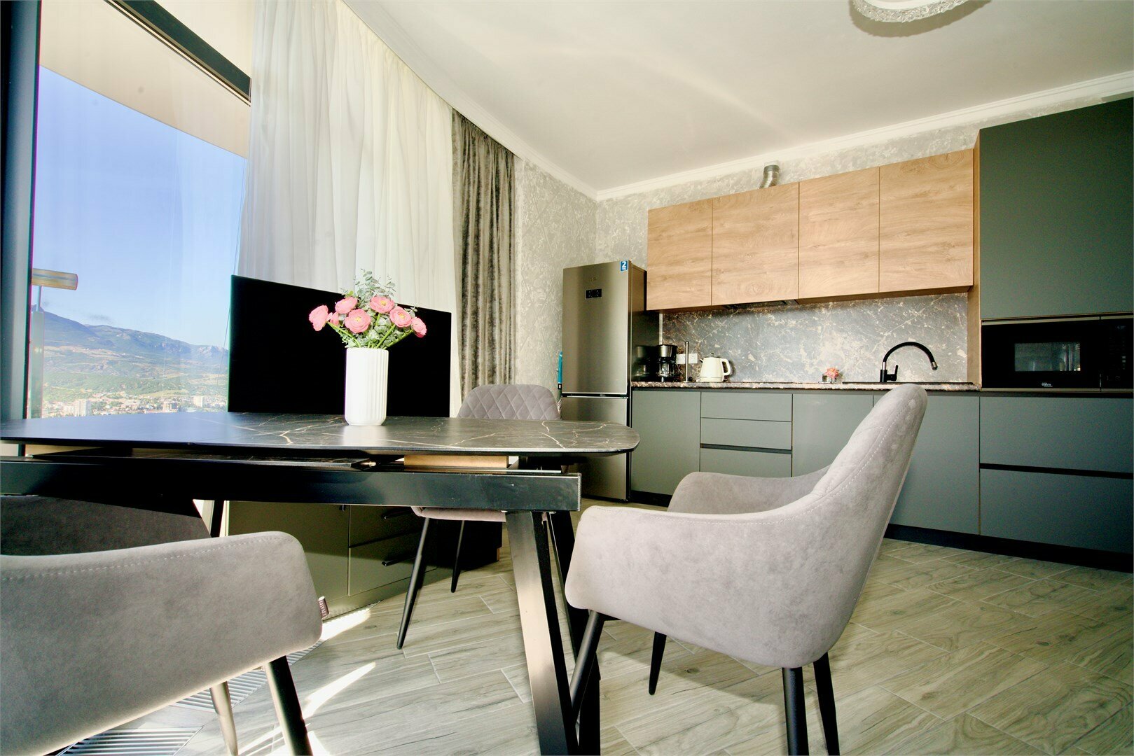 Апартаменты с отдельной спальней LS-FLOWERS TEA ароматы цветочного чая  в Алуште - вид на горы и море с 15 этажа