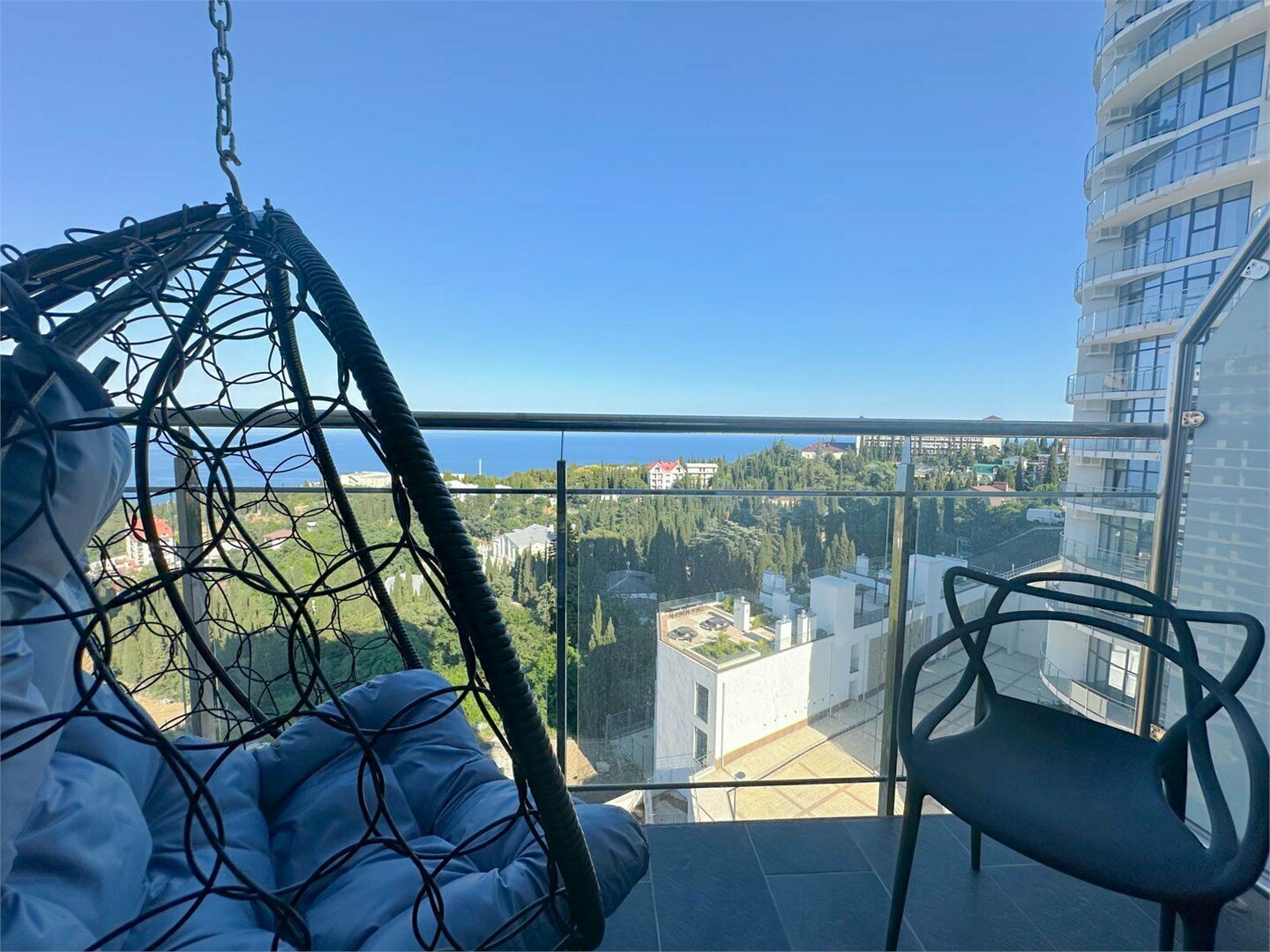 Дизайнерская студия LS-COOL LEMONADE освежающий вкус лимонада в Алуште - вид на море с 6 этажа