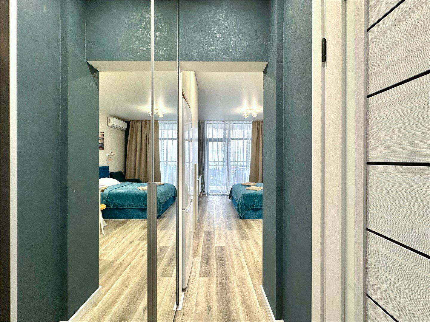 Дизайнерская студия LS-BLUEBERRY ягодных оттенков лета в Алуште - вид на море с 4 этажа