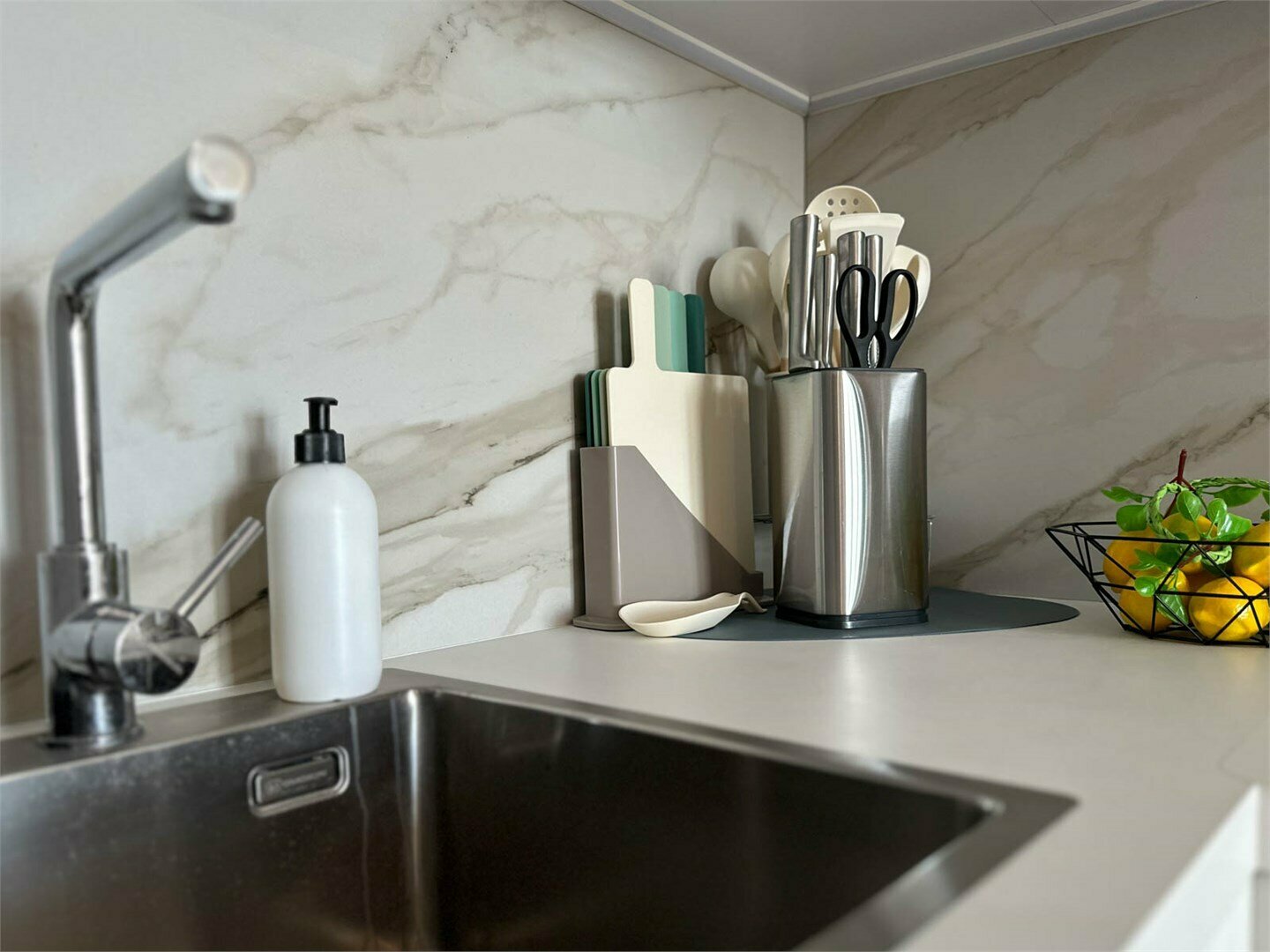 Дизайнерская студия LS-COOL LEMONADE освежающий вкус лимонада в Алуште - вид на море с 6 этажа