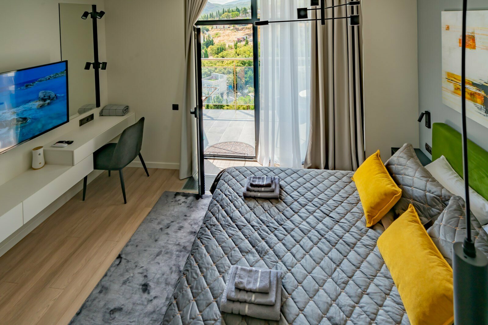 Дизайнерская студия LS-GREEN в ярких оттенках лета в Алуште - боковой вид на море с 13 этажа