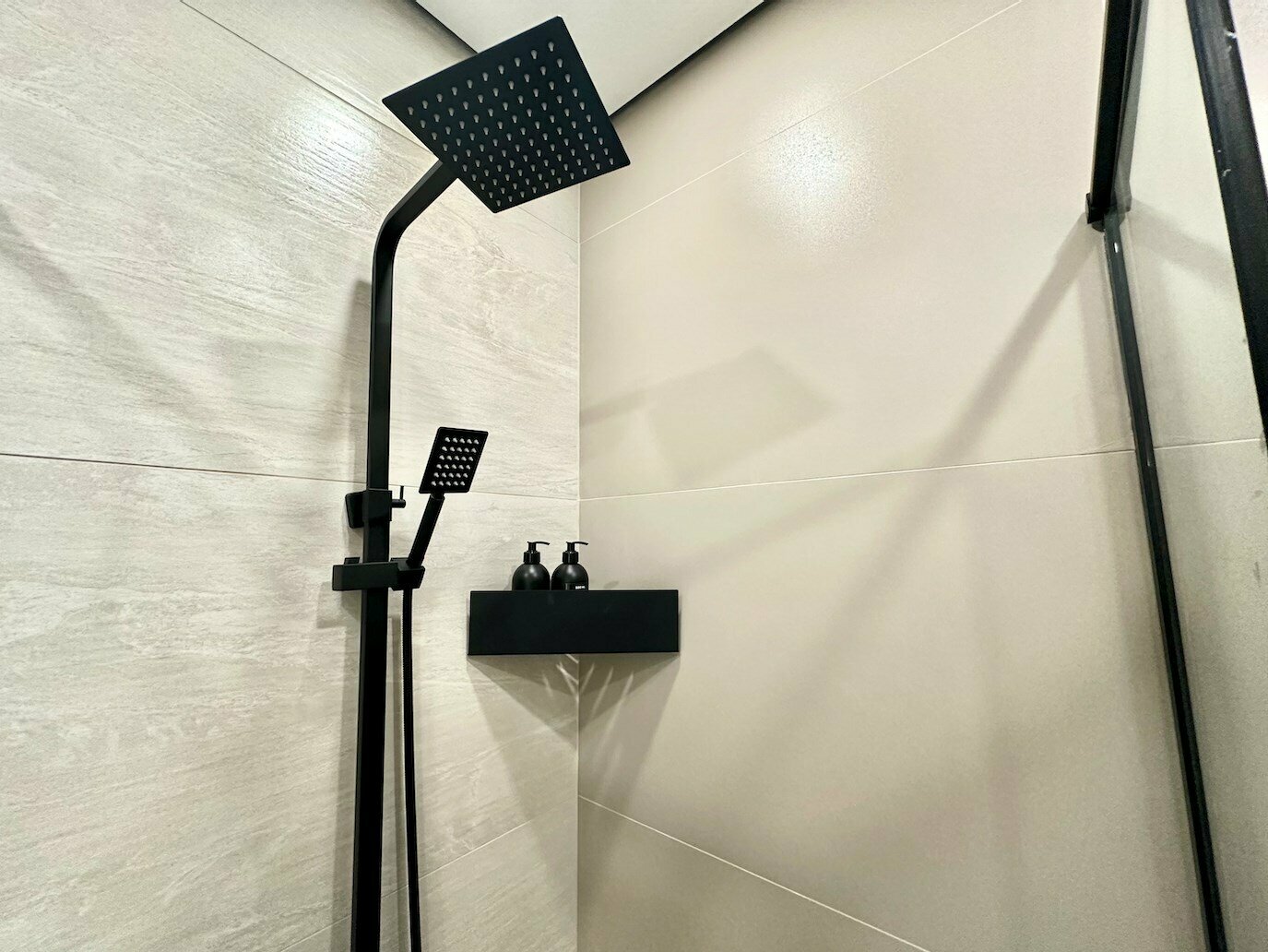 Дизайнерская студия LS-ART-OLIVE в оливковых оттенках лета в Алуште - вид на море с 13 этажа